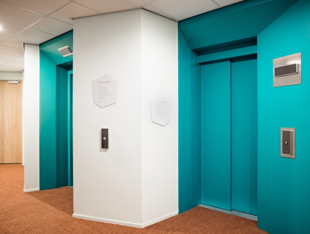 Wayfinding bij lift Zandkasteel Signing