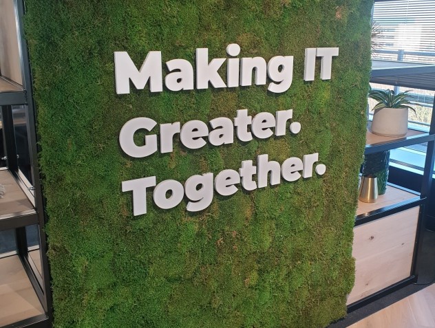 Green wall met 3D tekst
