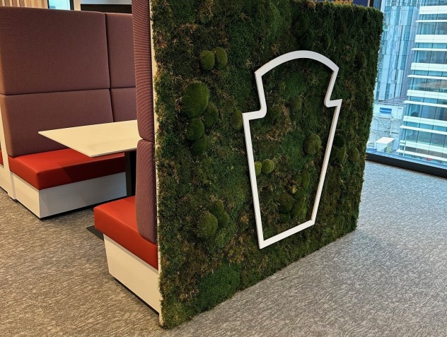 Green wall met logo