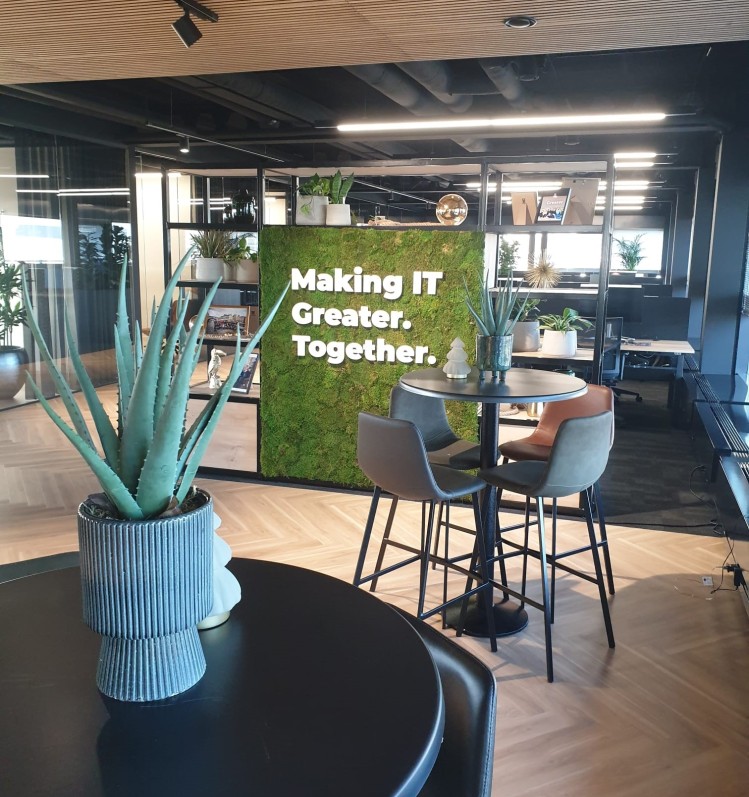 Green wall met quote