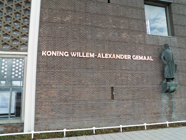 Brons geslepen verlijmd op kunststof achterletter