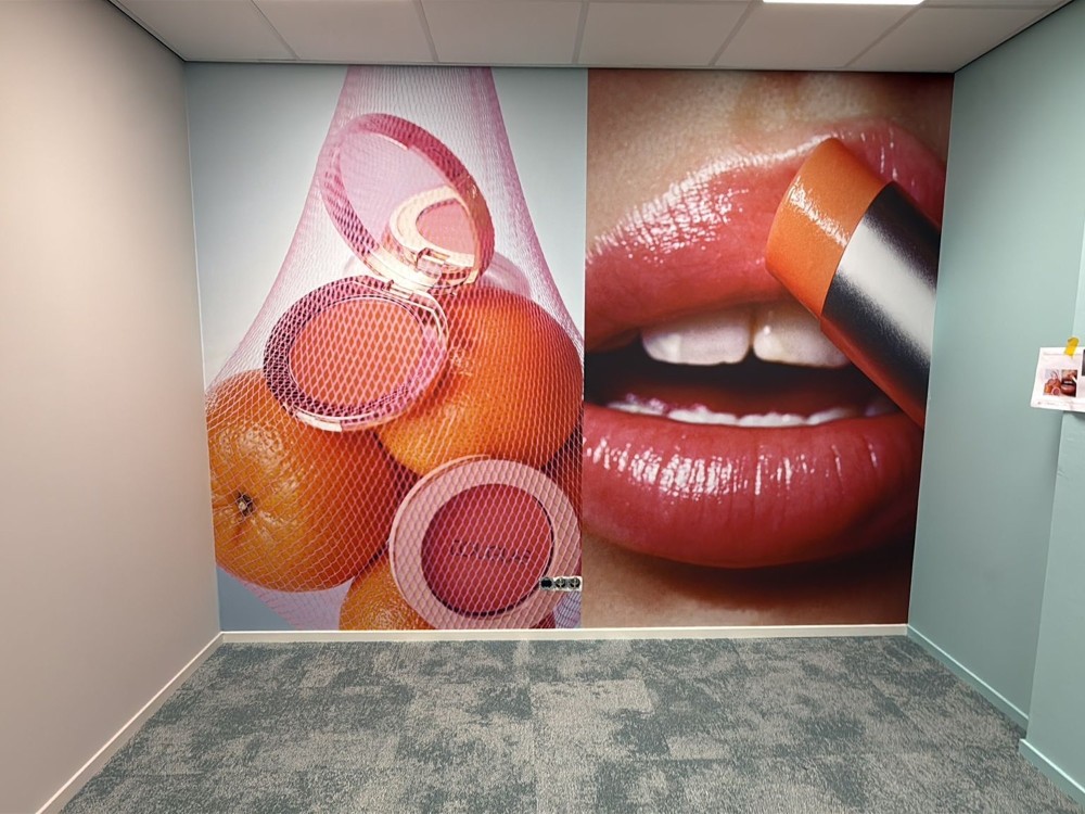 Naadloos behang met lippenstiftbeeld bij Douglas