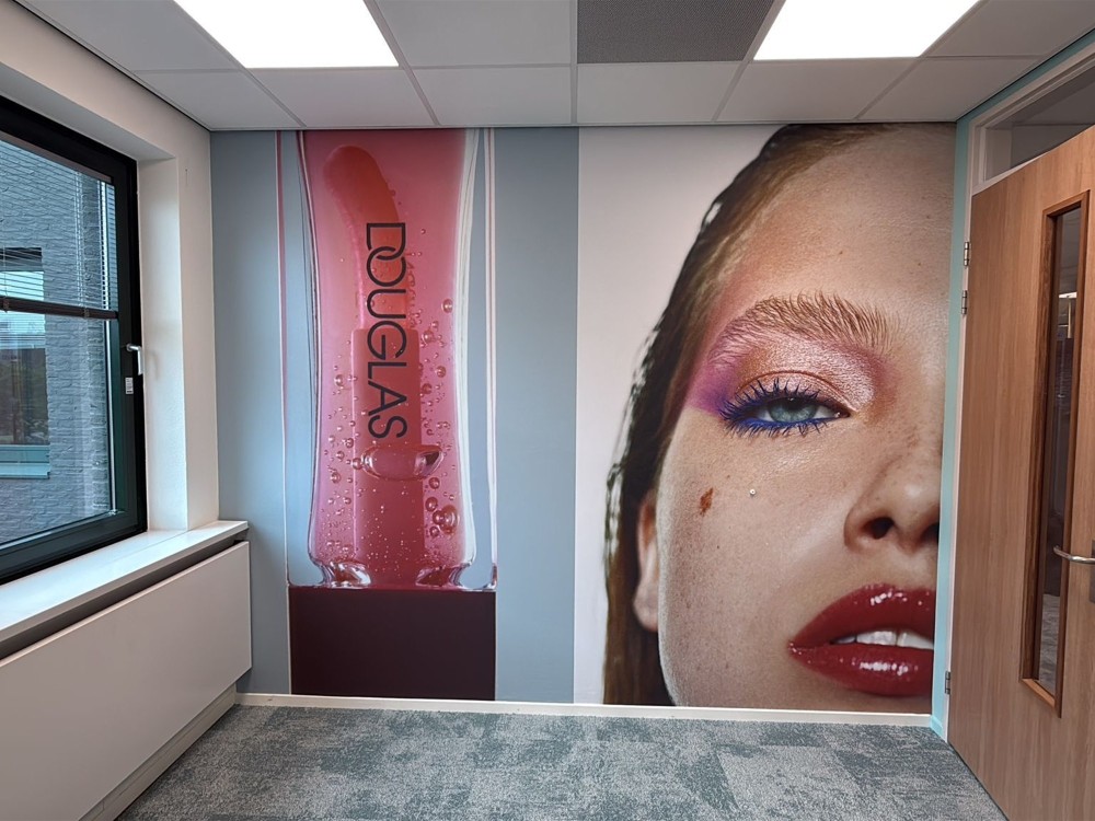 Wand graphic met Douglas merkbeeld in kantoorinterieur