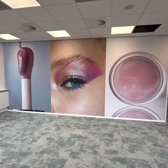 Naadloos behang met beautybeelden in het kantoor van Douglas