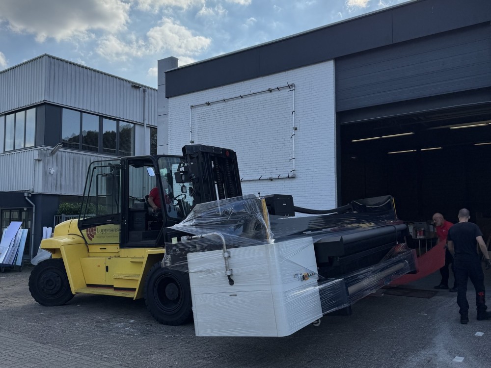 Het verplaatsen van een productiemachine naar het nieuwe HDV-pand in Weesp